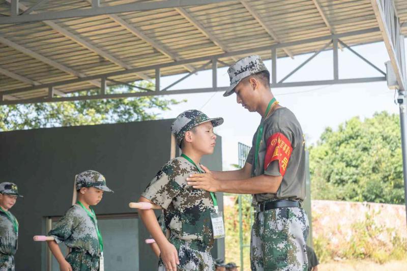 假期参加军事夏令营，让您的孩子得以蜕变